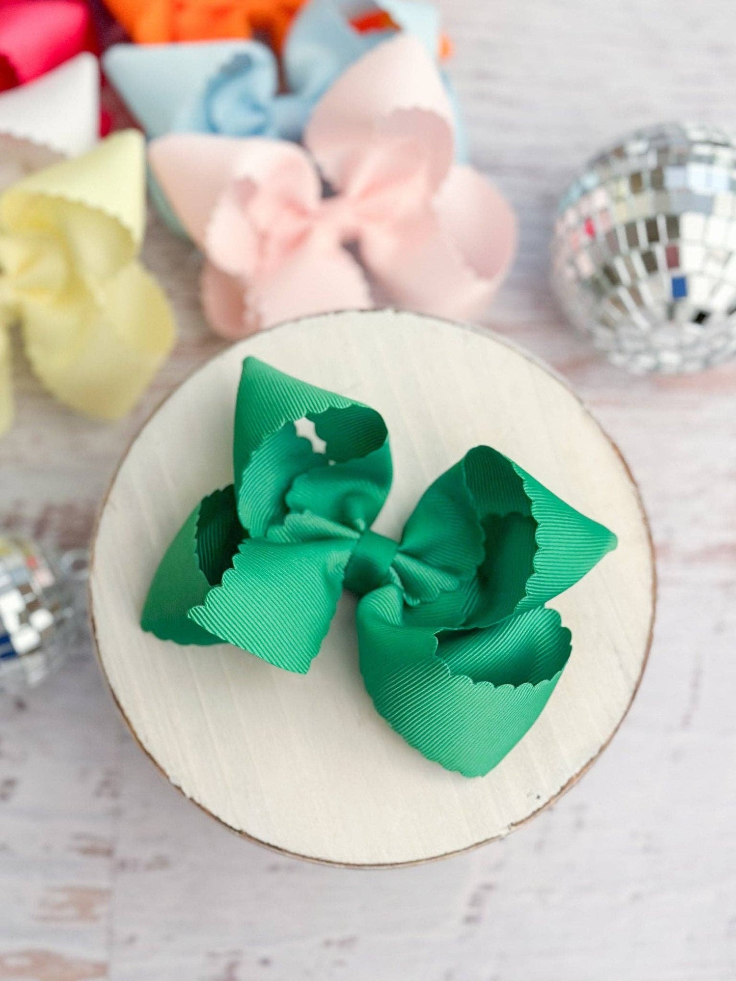 Bow Classic Scalloped - Alligator Clip - 4.5"