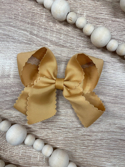 Bow Classic Scalloped - Alligator Clip - 4.5"