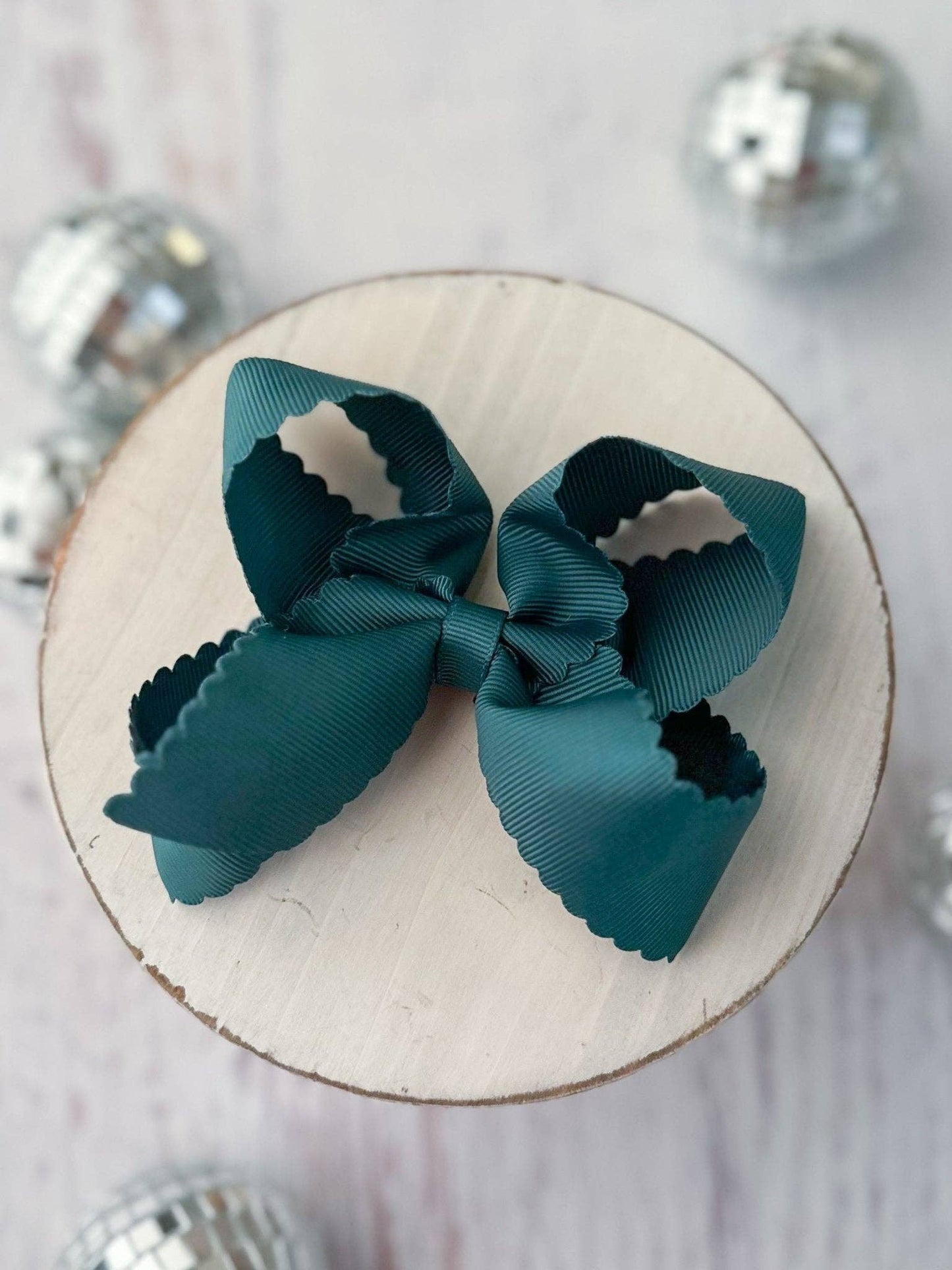 Bow Classic Scalloped - Alligator Clip - 4.5"